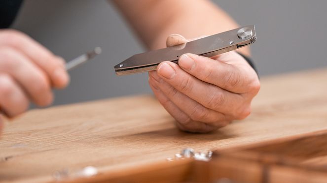 
                    Pocket knife damask carbon/gold elaborately forged in Emmental and finished in Biel in many steps