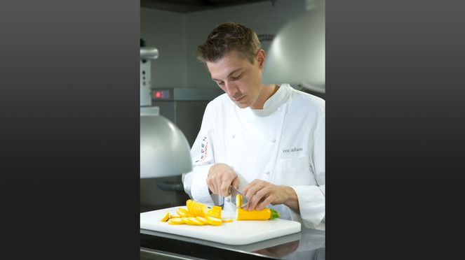 
                    Ivo Adam using a kitchen knife