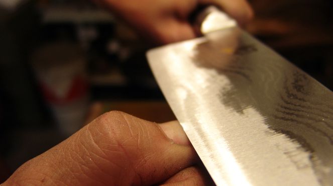 
                    Santoku per mancini, lama d'acciaio damasco