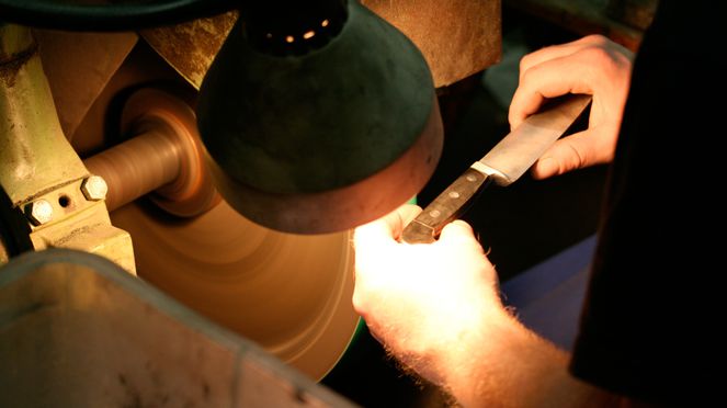 
                    The steak knife set oak wood is produced by hand at the manufacture Güde