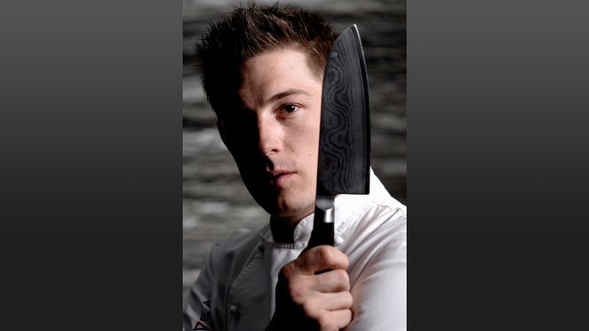 
                    Ivo Adam avec couteau Santoku du set de couteaux Kai Shun