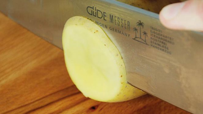 
                    Couteau du set de couteau coupant une pomme de terre