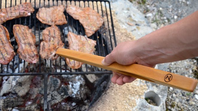 
                    La pince à griller pour des grillades