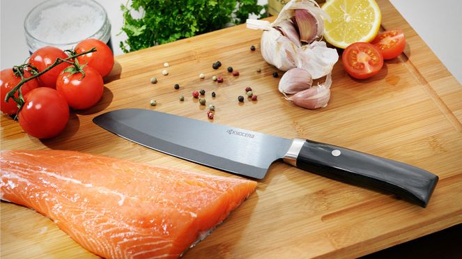 
                    Le Santoku Black Kyocera idéal avec le poisson  et les légumes