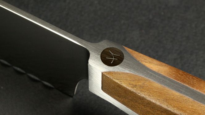 
                    Il coltello per il pane Caminada con logo AC