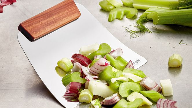 
                    La pelle à légumes triangle permet de transférer sans effort les légumes de la planche à découper à la poêle ou au saladier