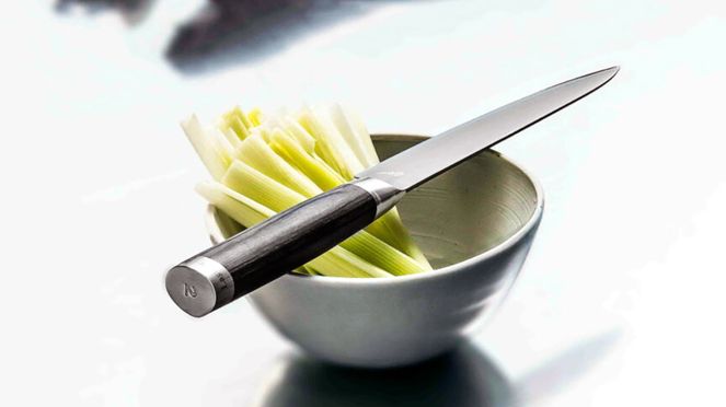 
                    Michel Bras kleines Santoku im Einsatz in der Küche