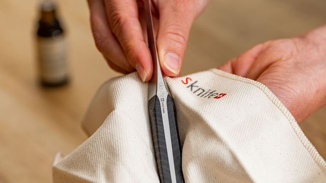 
                    The precision sharpener with care set with organic macadamia oil and a cotton cloth for oiling the handles