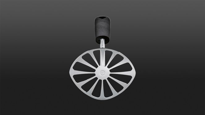 
                    Stampfplatte des Kartoffelstampfers ist asymmetrisch und mit verschiedenen Radien versehen