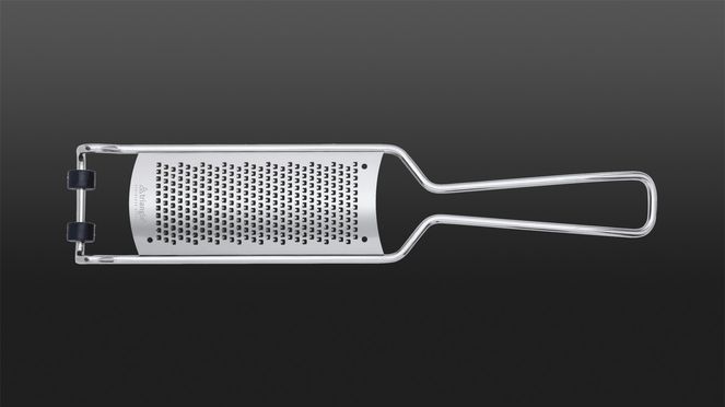 
                    Die triangle Reibe fein aus rostfreiem Edelstahl ist dank dem speziellen Photo-Etching-Verfahren extrem scharf