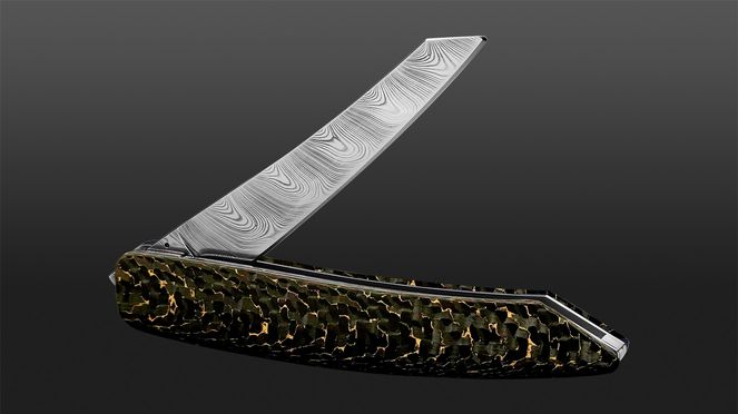 
                    Pocket knife damask carbon/gold with gold-coloured inlays in the carbon handle and a blade and back made of damask steel