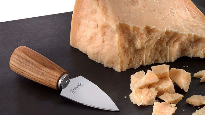 
                    Zum Brechen von Parmesan ist dieses Parmesanmesser spitz von triangle® ideal