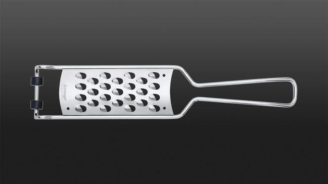 
                    La râpe à gros grains de triangle en acier inoxydable est extrêmement tranchante grâce à un procédé spécial de photogravure