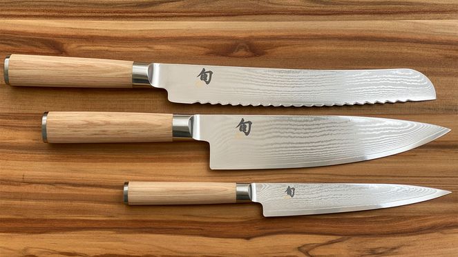 
                    Shun White Brotmesser mit Kochmesser und Allzweckmesser
