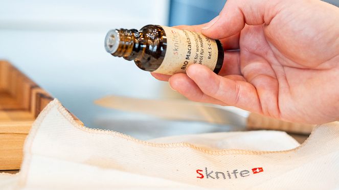 
                    The precision sharpener with care set with organic macadamia oil and a cotton cloth