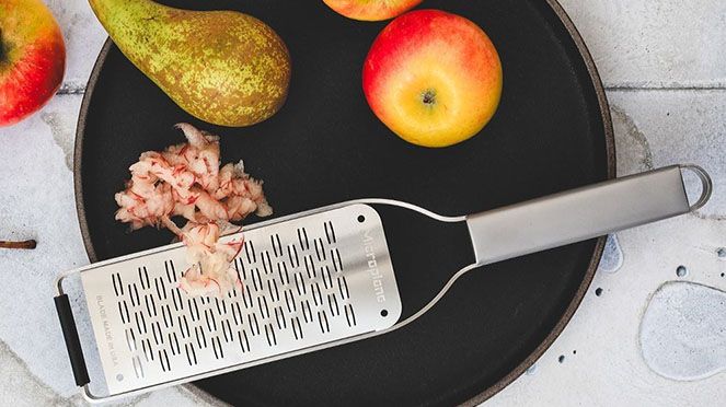 
                    Medium grater: ideal for soft and hard cheese, apples, potatoes, courgettes, carrots, chocolate and much more