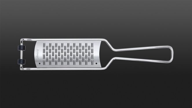 
                    Die triangle 2-Wege Reibe aus rostfreiem Edelstahl ist dank dem speziellen Photo-Etching-Verfahren extrem scharf