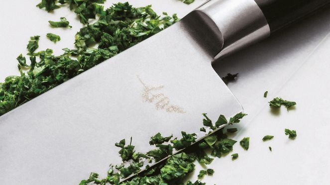
                    Michel Bras kleines Santoku ist ideal zum Schneiden von Kräutern