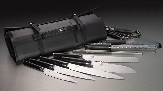 
                    sknife Messertasche mit Kai Shun Messern und Küchen-Accessoires für die 9 gusto23 Finalisten