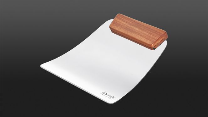 
                    Le design élégant de la pelle à légumes, avec manche en bois de cerisier certifié FSC® étuvé