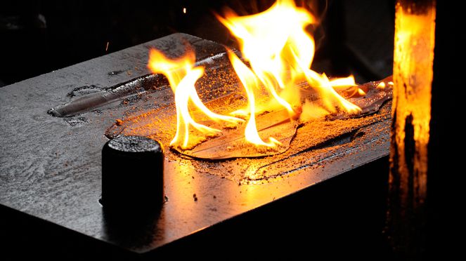 
                    salsiz knife forging in Emmental